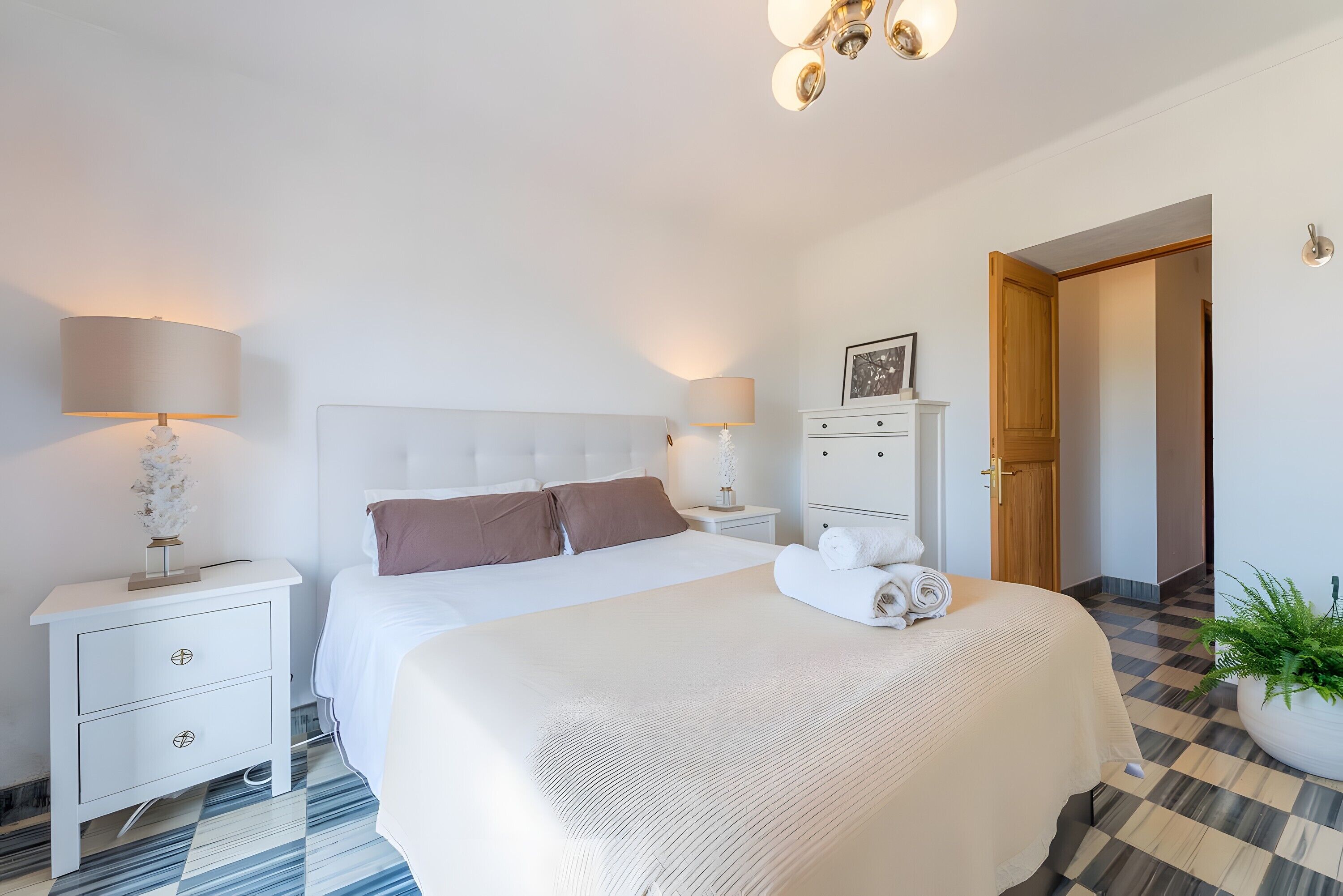 Iron/ironing board, WiFi, bed sheets