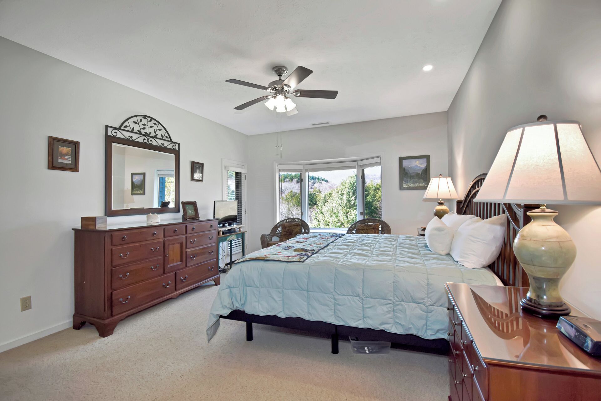 Schreibtisch, Bügeleisen/Bügelbrett, Reisekinderbett, kostenloses WLAN