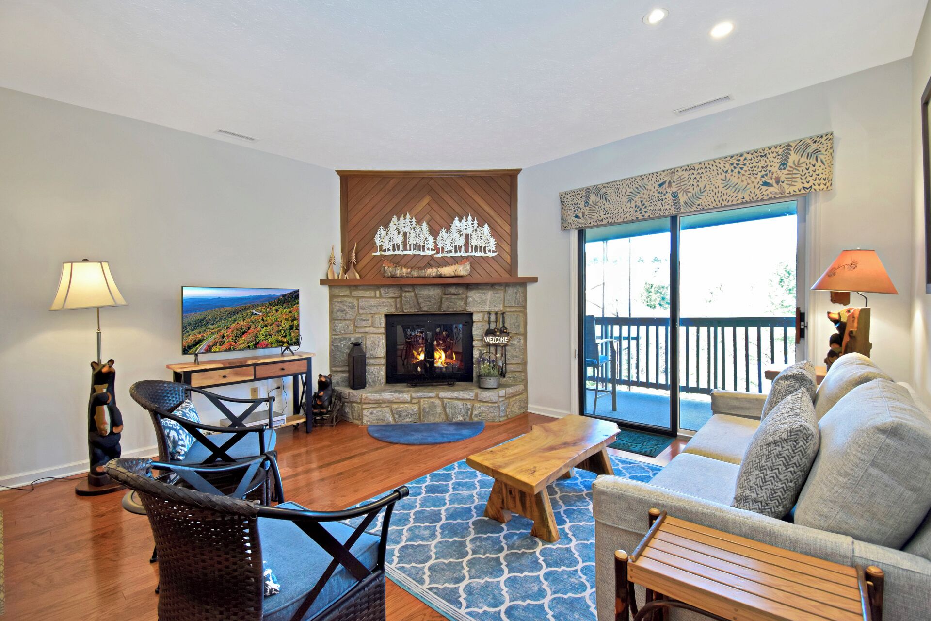 Fernseher, Kamin, Tischtennisplatte, Bücher