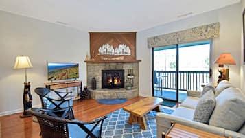 TV, lareira, mesa de pingue-pongue, livros