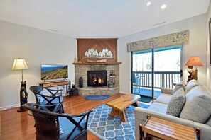 Fernseher, Kamin, Tischtennisplatte, Bücher