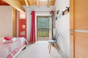 WiFi, bed sheets, wheelchair access