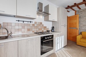Refrigerador, horno, parrilla de estufa y cafetera y tetera 