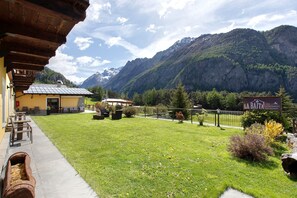 Property grounds - Apartment 'L'Arnica' with Lake View and Wi-Fi (Bionaz)