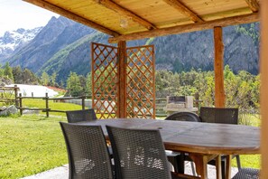 Outdoor dining - Apartment 'L'Arnica' with Lake View and Wi-Fi (Bionaz)