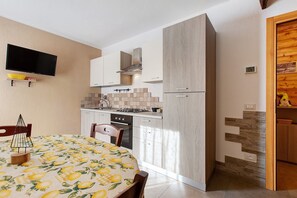 Fridge, oven, stovetop, coffee/tea maker