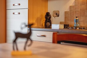 Refrigerador, horno, placa de cocina, cafetera/tetera