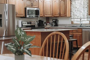 Private kitchen - Cozy 3-bedroom cabin with a spacious wrap around deck located in landisburg pa (Landisburg)