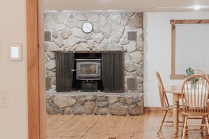 Dining - Cozy 3-bedroom cabin with a spacious wrap around deck located in landisburg pa (Landisburg)