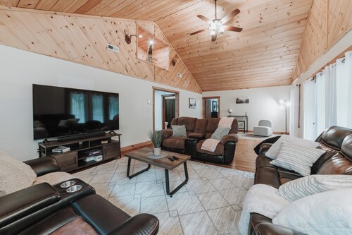 Cozy 3-bedroom cabin with a spacious wrap around deck located in landisburg pa