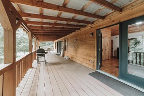 Terrace/patio - Cozy 3-bedroom cabin with a spacious wrap around deck located in landisburg pa (Landisburg)
