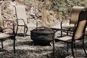 Property grounds - Cozy 3-bedroom cabin with a spacious wrap around deck located in landisburg pa (Landisburg)