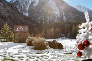 A sign for 'La Baite Casa Appartamenti' in a snowy mountainous area with a view of the mountains. - Apartment 'L'Achillea' with Lake View and Wi-Fi (Bionaz)