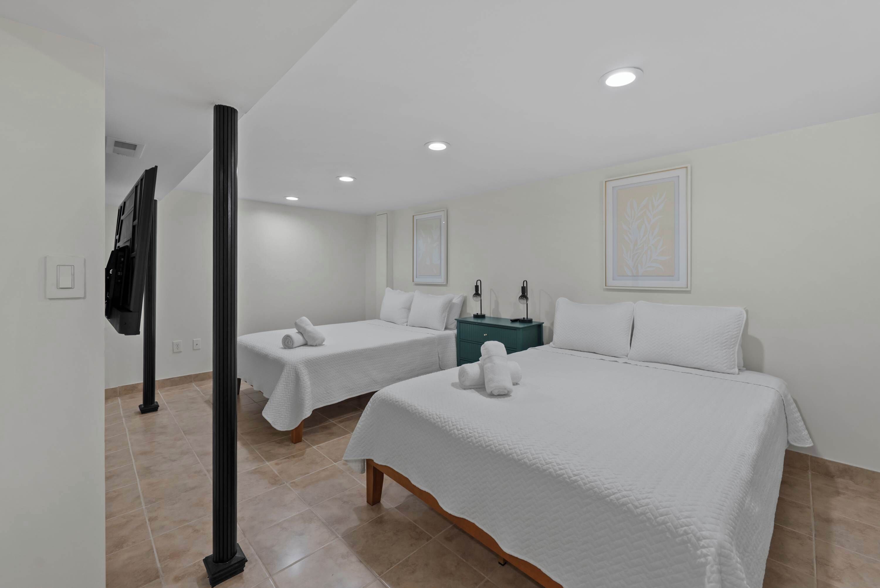 Escritorio, tabla de planchar con plancha, wifi y ropa de cama