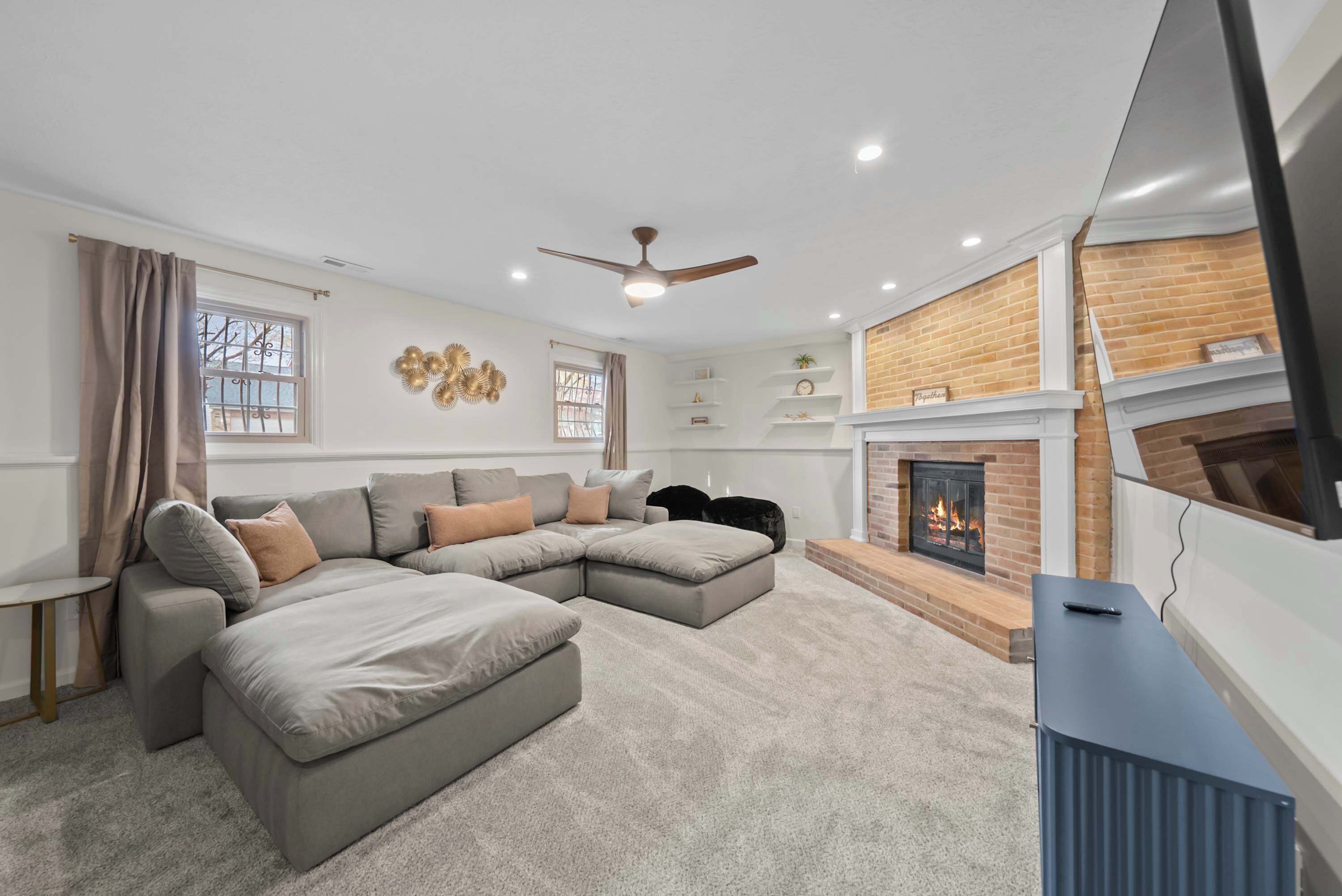 Una televisión, videojuegos, una oficina