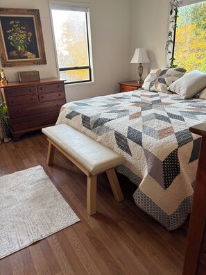 4 bedrooms, Internet, bed sheets - Beautiful 4-bedroom house in Medford perfect for your getaway. (Medford)