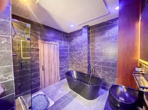 Dusche, Haartrockner, Handtücher, Seife