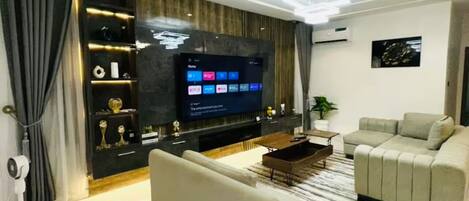 TV connectée, jeux vidéo, livres