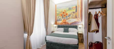 Camera quadrupla, vista città | Cassaforte in camera, una scrivania, tende oscuranti, Wi-Fi gratuito