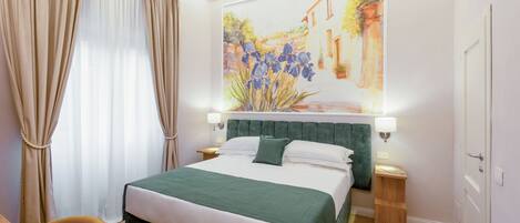 Safe på rommet, skrivebord, blendingsgardiner og wi-fi (inkludert)