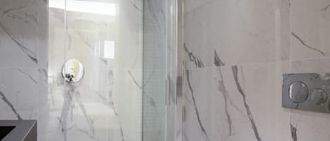 Douche, séchoir à cheveux, serviettes fournies, savon
