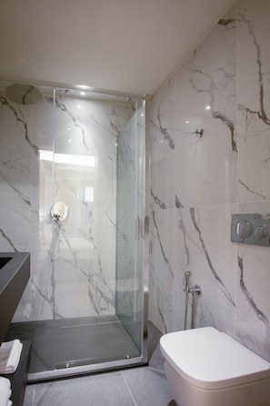 Shower, hair dryer, towels, soap - Hotel Settefiori (Florence)