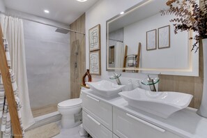 Chuveiro, secador de cabelo, toalhas de banho, sabonete