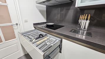 Basic Apartment | Private kitchen | Fridge, microwave, oven, stovetop