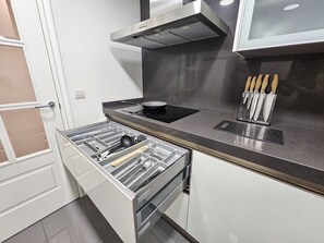 Căn hộ cơ bản | Bếp riêng | Tủ lạnh, lò vi sóng, lò nướng, bếp nấu 