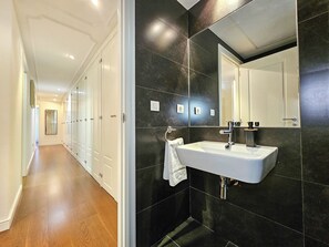 Basic Apartment | Bathroom | Towels - Apartamentos Zaragoza Independencia 3000 (Zaragoza)