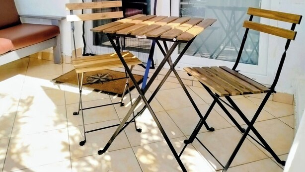 A room with a sliding glass door, a bench, and two foldable chairs. - Studio Murdeira Side Beach Ecologic Protected Bay, Snorkling include, Pool (Ilha do sal)