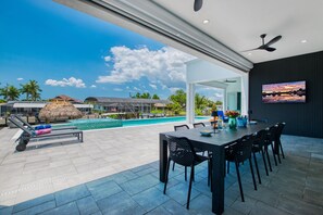 Outdoor dining - Modern new building that leaves nothing to be desired (Cape Coral)