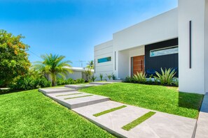 Property grounds - Modern new building that leaves nothing to be desired (Cape Coral)
