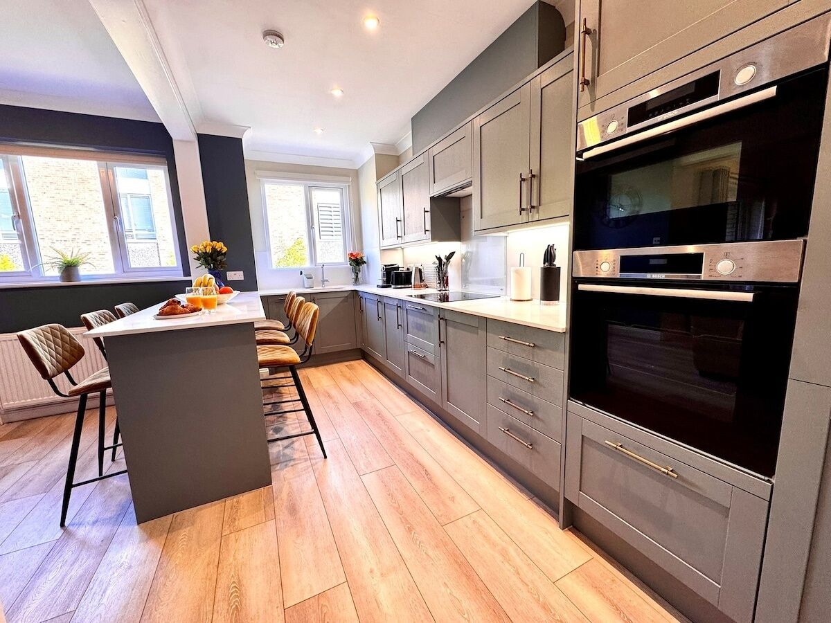 Réfrigérateur, four à micro-ondes, un four, surface de cuisson