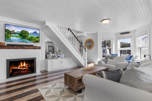 Bayview Retreat — Steps to the Beach with Ocean Views