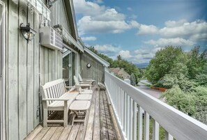 Property grounds - Mountainside Condo Retreat | Near Slopes & Dining (Stowe)