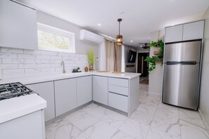 Refrigerador, microondas, horno y parrilla de estufa 