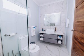 تجهيزات دش، مجففات شعر، مناشف، صابون