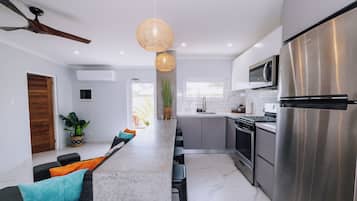 Kühlschrank, Mikrowelle, Ofen, Herdplatte