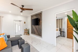 6 عدّة غرف نوم ومكواة/لوح كي وواي فاي مجانًا وملاءات أسرّة