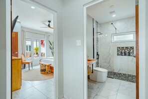 Shower, hair dryer, towels - EVA Aruba Boutique Resort & SPA (Savaneta)