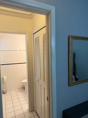 Regadera, toallas, jabón, papel de baño