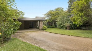 A modern house with a stone facade, a front porch, and a well-maintained lawn. - Somerset - Portsea - Coastal Escape with Private Beach Access (Portsea)