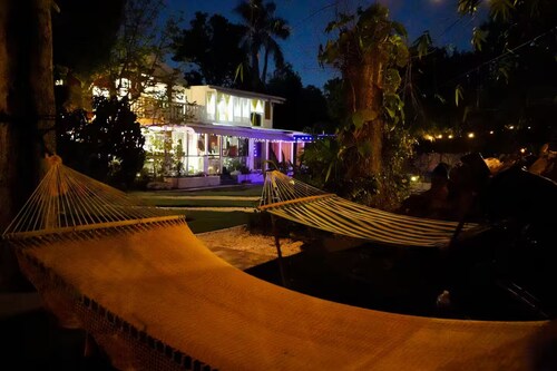 Tropical Studio: Near Beach's and Downtown