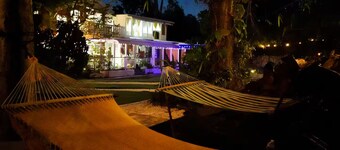 Tropical Studio: Near Beach's and Downtown
