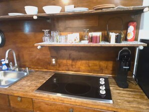 Kylskåp, mikrovågsugn, spishäll och kaffe- och tebryggare