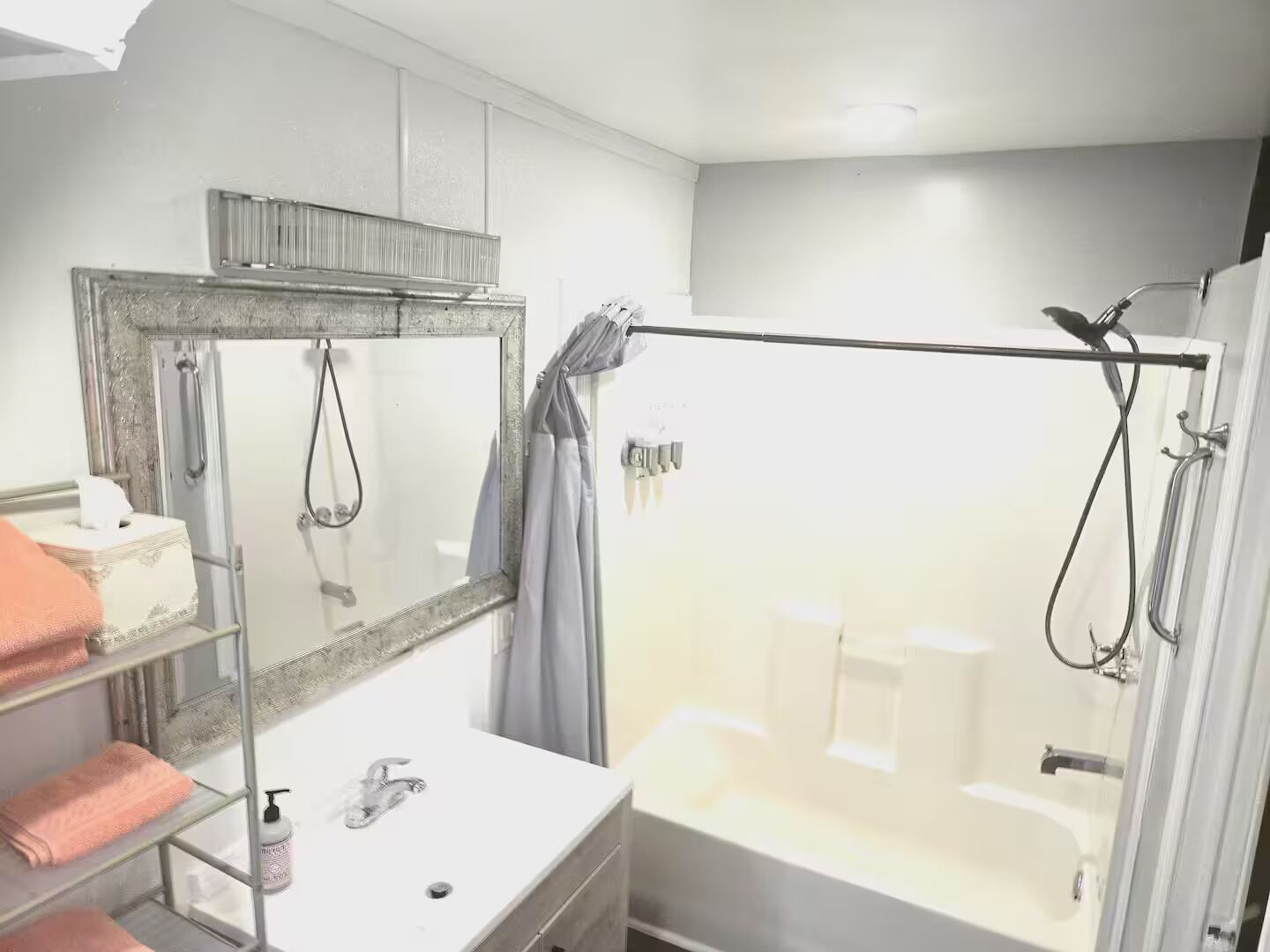 Secador de pelo, toallas, jabón, shampoo
