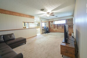 Interior - Fabulous 4-bedroom house with AC in charming Baytown (Baytown)