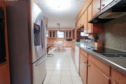 Fabulous 4-bedroom house with AC in charming Baytown