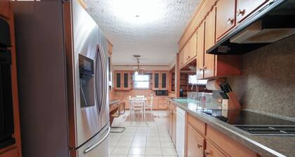 Fabulous 4-bedroom house with AC in charming Baytown